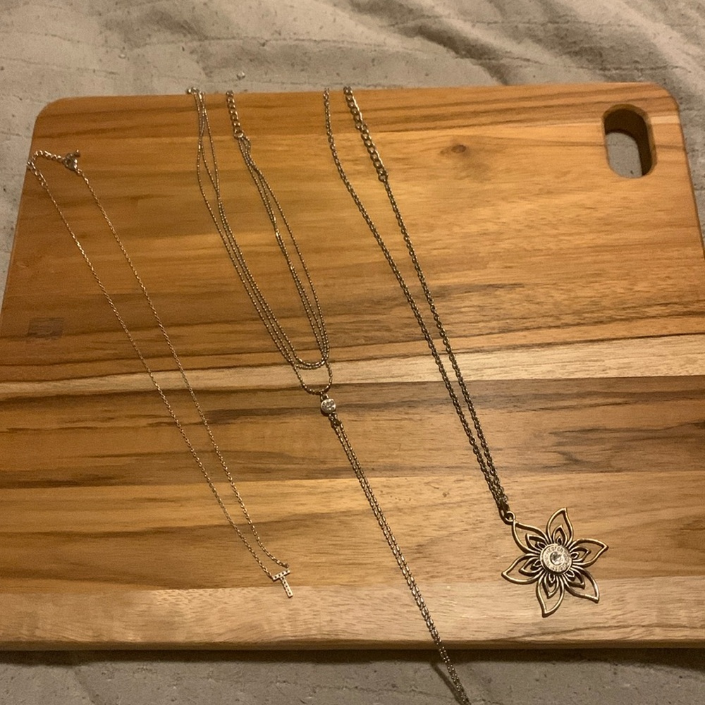 Elegant Silver Floral Pendant Necklace